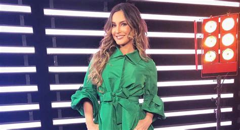 Gravidinha Claudia Leitte Usa Vestido Casaco E Sapato De R 88 Mil