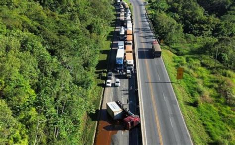 Faixa da BR 277 sentido litoral é liberada onde caminhão tombou