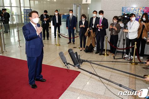 순방 후 첫 출근길 문답하는 윤 대통령 네이트 뉴스