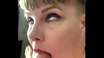 Gémissant de plaisir en suçant une bite XVIDEOS