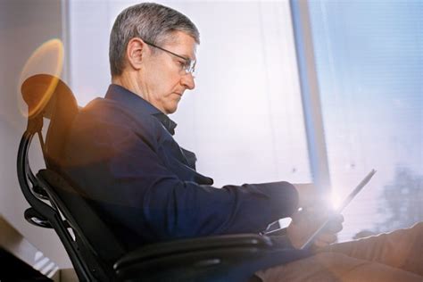 Tim Cook Tenho orgulho em ser gay e considero que ser gay é uma melhores dádivas que Deus me