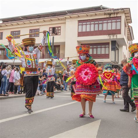 Un Colorido Desfile Anticip La Inauguraci N Del Festival Internacional