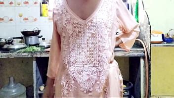 La cuñada de Desi sacó el agua de su cuñado y se la echó en las tetas XVIDEOS