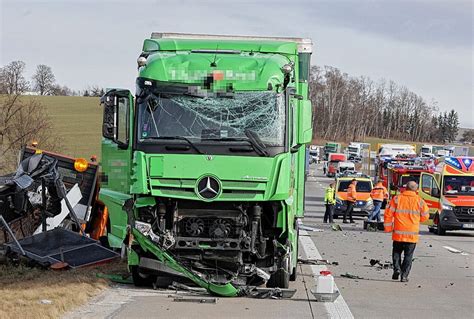 Update Zwei Schwerverletzte Nach Crash Auf A Laster F Hrt Auf