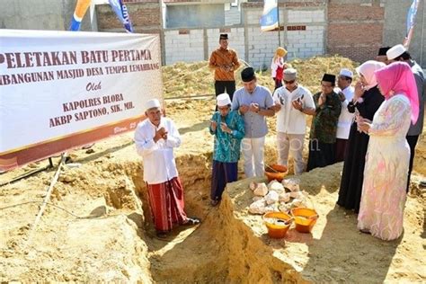 PEMBACAAN MANAKIB WARNAI PROSESI PELETAKAN BATU PERTAMA MASJID