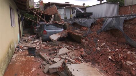 Muro Cede Atinge Carros E Destr I Telhado Ap S Chuva Em Joinville