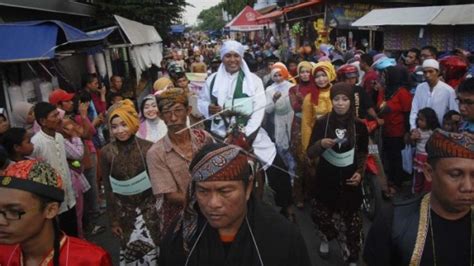 Mengenal Tradisi Dandangan Tradisi Unik Masyarakat Kudus Sambut