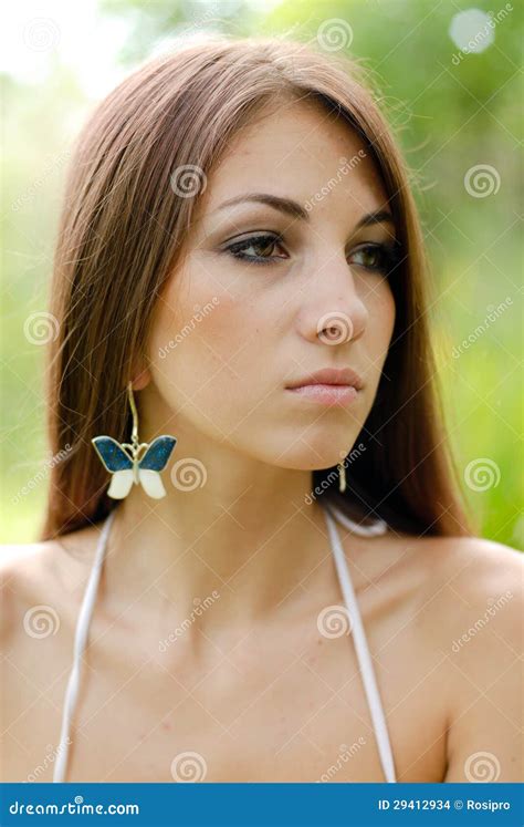 Ritratto Di Bella Ragazza Con Capelli Scuri E Le Spalle Nude Fotografia Stock Immagine Di