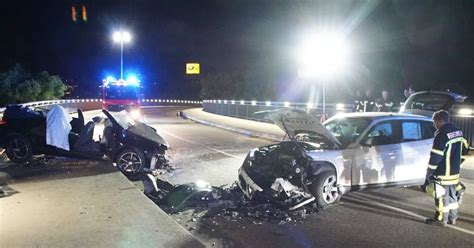 Autos stoßen auf Karlsruher Brücke frontal zusammen zwei