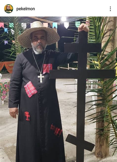 Foto de Padre Kelmon roupas de festa junina viraliza nas redes após