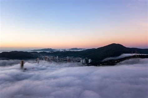 Amanhecer sobre a Neblina Viva Itajaí