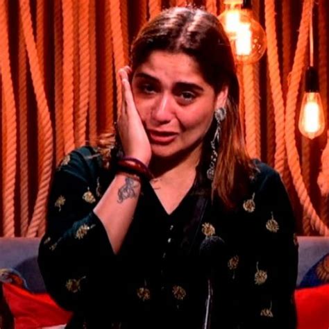 Bigg Boss 13 Arti Singh Cries As Vicky Kaushal Gets Ready To Evict Her