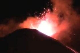 Etna In Eruzione Boati Cenere E Colata Lavica Imola Oggi