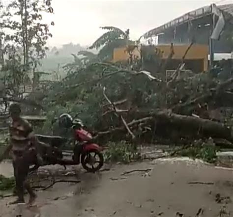 Puting Beliung Ngamuk Hancurkan Puluhan Rumah Di Madiun IndonesiaPos