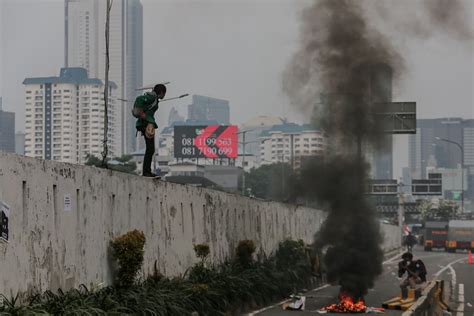 Foto Rusuh Saat Mahasiswa Unjuk Rasa Tolak Penundaan Pemilu