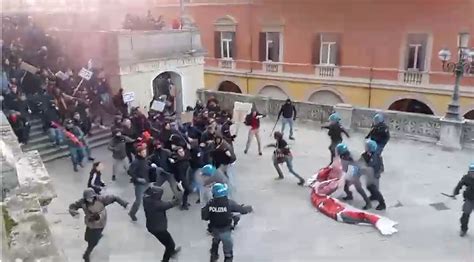 Doppia Manifestazione A Bologna Scontri Tra Polizia E Antagonisti