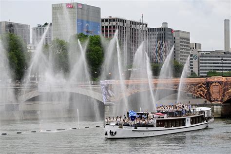 Olimp Adas De Paris Come Am Desfile De Atletas No Rio Sena