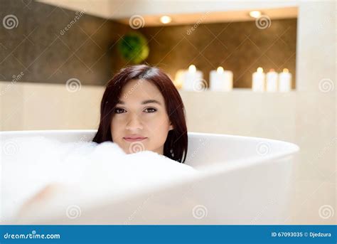 Junger Attraktiver Brunette Im Schaumbad Stockbild Bild Von Legen