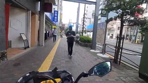 歩道だろうが歩きスマホしている奴に対してこちらは、避けずに止まるスタイルでいきます！ Youtube