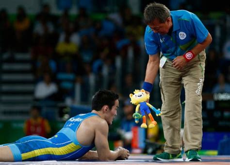 Heres Why Trainers Are Throwing Stuffed Animals Onto The Ring At The