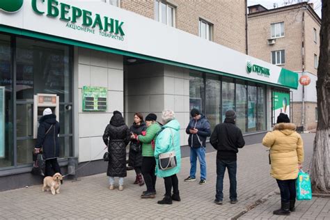 russians  lining   banks russia bank run explained