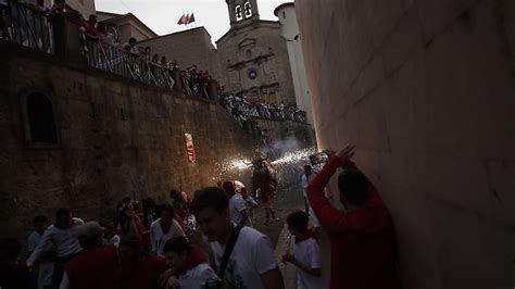 Sanfermines Fest In Pamplona F Nf Verletzte Bei Traditionellem