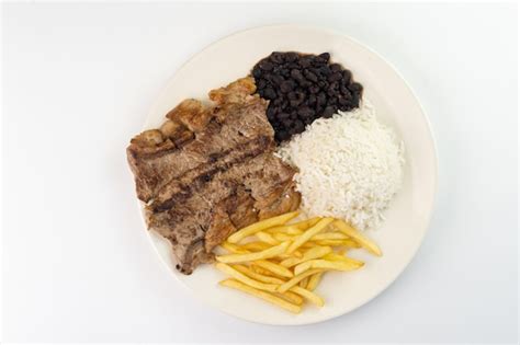 Delicioso prato executivo de bife de boi arroz feijão batata frita e