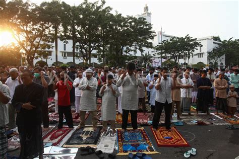 Shalat Idul Fitri Warga Muhammadiyah Kota Surabaya Antara Foto