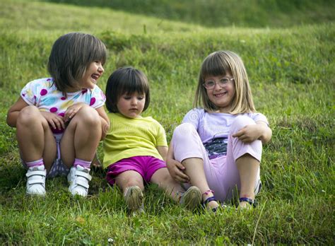 Filles Aux Pieds Nus Photo Stock Image Du Carlingue Fille 2719762