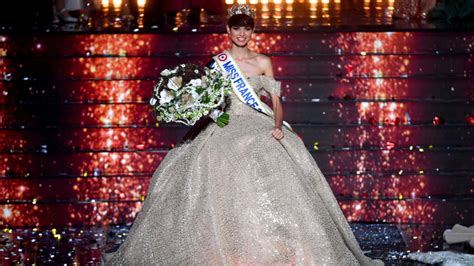 Article similaire à Miss France 2024 élue avec ses cheveux courts