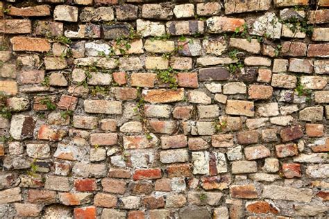 Una Pared Mezclada De La Piedra Y De Ladrillos Imagen De Archivo