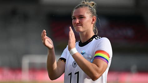 Bei WM DFB Frauen Wollen Mit Regenbogenbinde Spielen