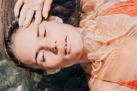 Retrato De Viaje De Mujer Retrato De Una Mujer Feliz Con El Pelo Largo En Un Bikini Rojo