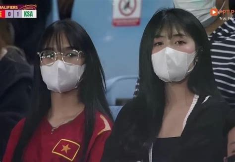 Vợ Duy Mạnh đeo túi hiệu hơn triệu nổi bật giữa dàn hot girl