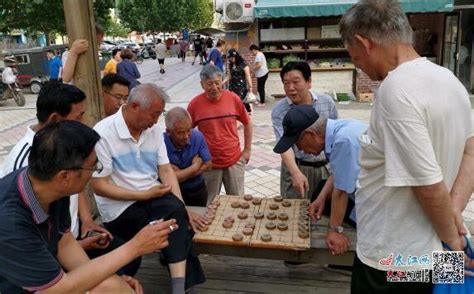 永修：街头象棋摊，棋迷乐呵处（图） 九江频道 大江网（中国江西网）