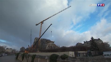 Une grue vient dêtre installée sur le parvis de Notre Dame