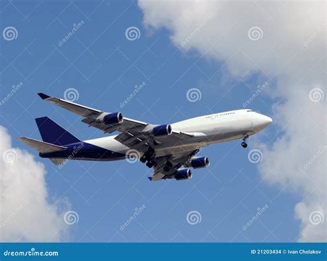 Jumbo jet landing stock photo. Image of cargo, jetliner - 21203434