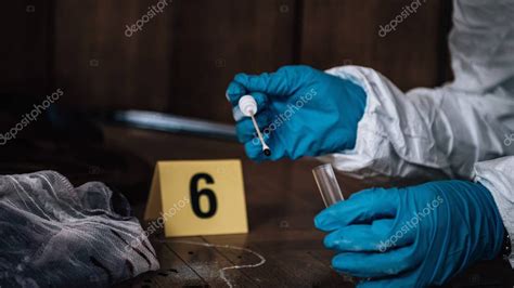 Investigador Forense Recogiendo Pruebas De Sangre De Una Escena Del