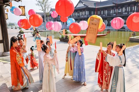 Los Chinos Disfrutan De La Cultura Tradicional De Los Hanfu Durante El