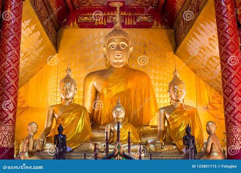 Estatua De Oro De Buda En El Templo Wat Si Suphan Chiang De Srisuphan