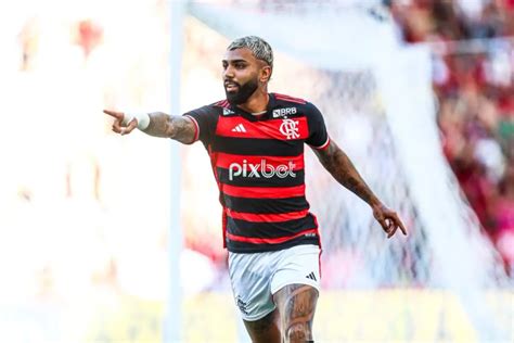 Wesley Recebe Homenagem Por Completar 100 Jogos Pelo Flamengo