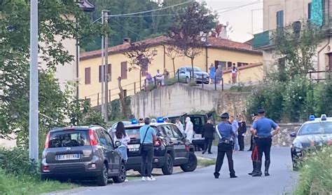 Uccide Il Padre E Un Amico A Coltellate E Fugge Nei Boschi Caccia All