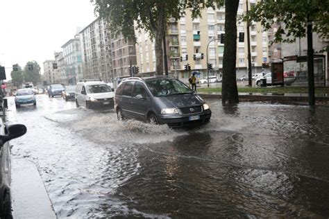 Maltempo La Pioggia Flagella Milano Strade Allagate Esonda Il Seveso