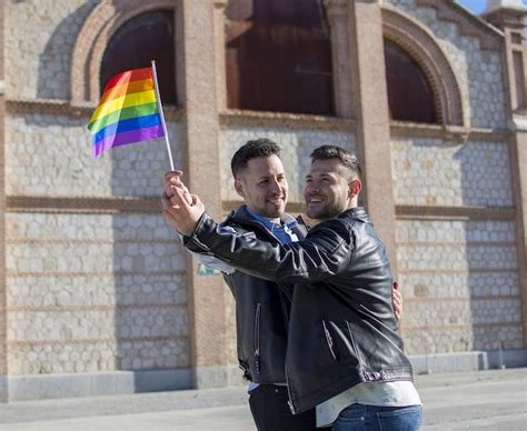 Um Retrato De Casal Gay Feliz Ao Ar Livre Foto Premium