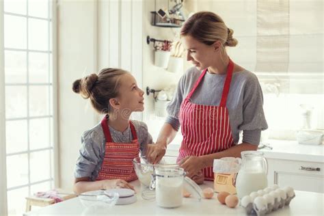 Mam Que Cozinha A Filha Na Cozinha Foto De Stock Imagem De