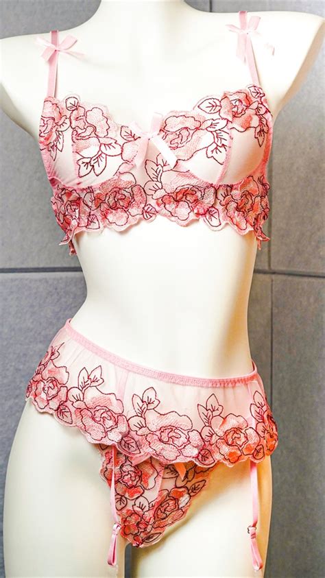 Wholesale Seductive Ladies Embroidered 3 Piece Hollow Out Erotic Pink