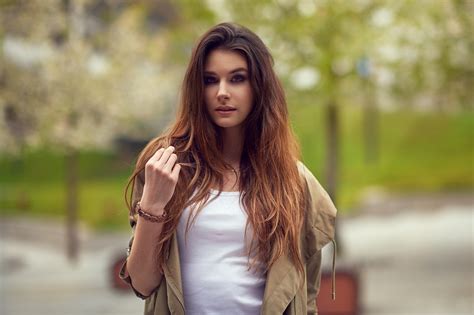 Обои girl beautiful cute brunette на рабочий стол