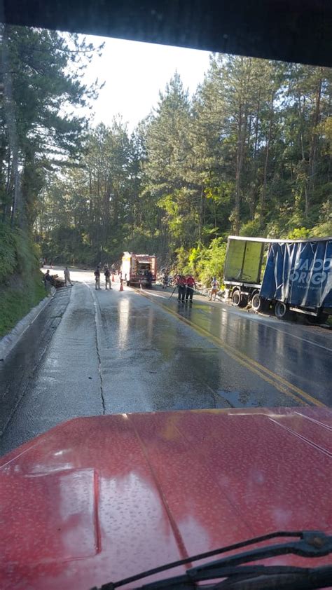 Carreta Carregada De Cerveja Tomba E Interdita Br Em Guas Mornas