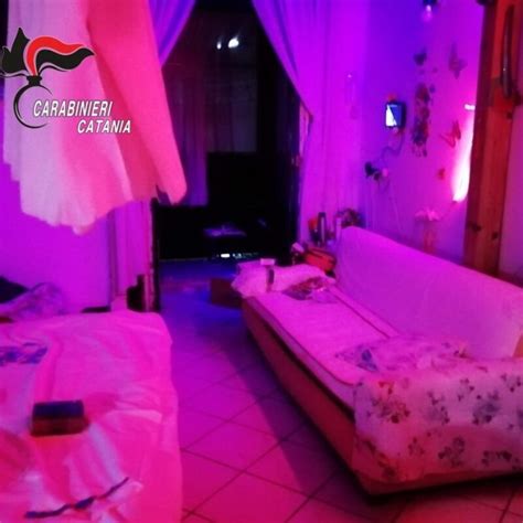 I Carabinieri Si Fingono Clienti A Catania Scovata Casa A Luci Rosse