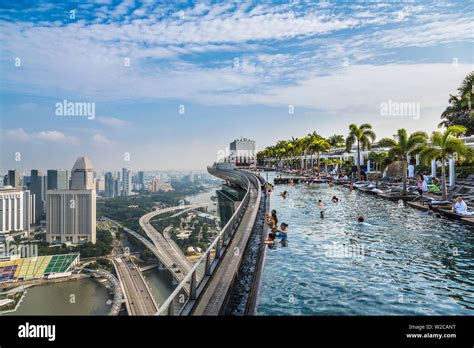 Infinity Pool & Singapore skyline at dusk, Marina Bay Sands Hotel ...